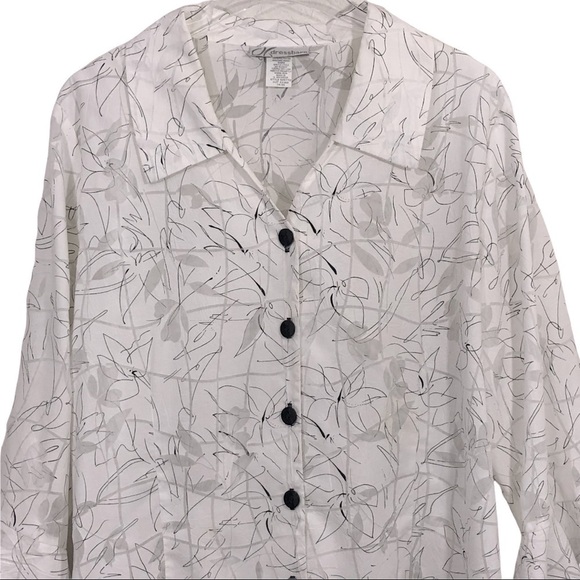 DRESSBARN WOMAN - CRISP WHITE WITH ABSTRACT FLOWERS AND IN GOOD CONDITION - B6 - Picture 1 of 10
